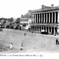 Hazebrouck - La Grand Place et l'Hôtel de ville