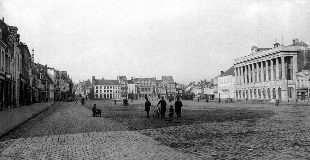 Hazebrouck - La Grand Place en 1905