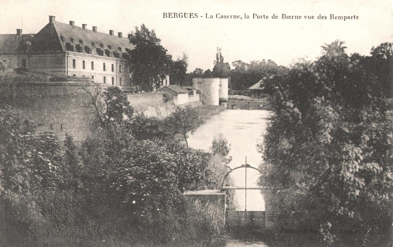 Bergues - La Caserne, La Porte de Bierne vue des remparts