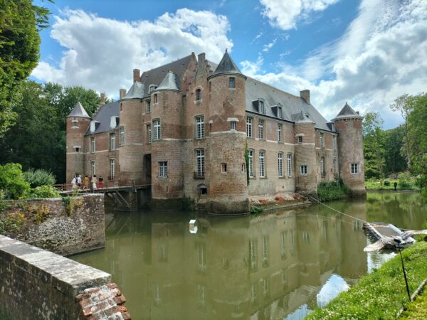 Esquelbecq - Le Château et ses douves