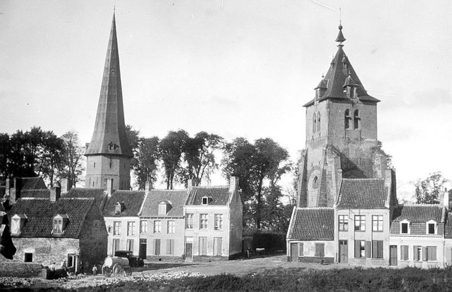 Bergues Les deux tours fin XIXe