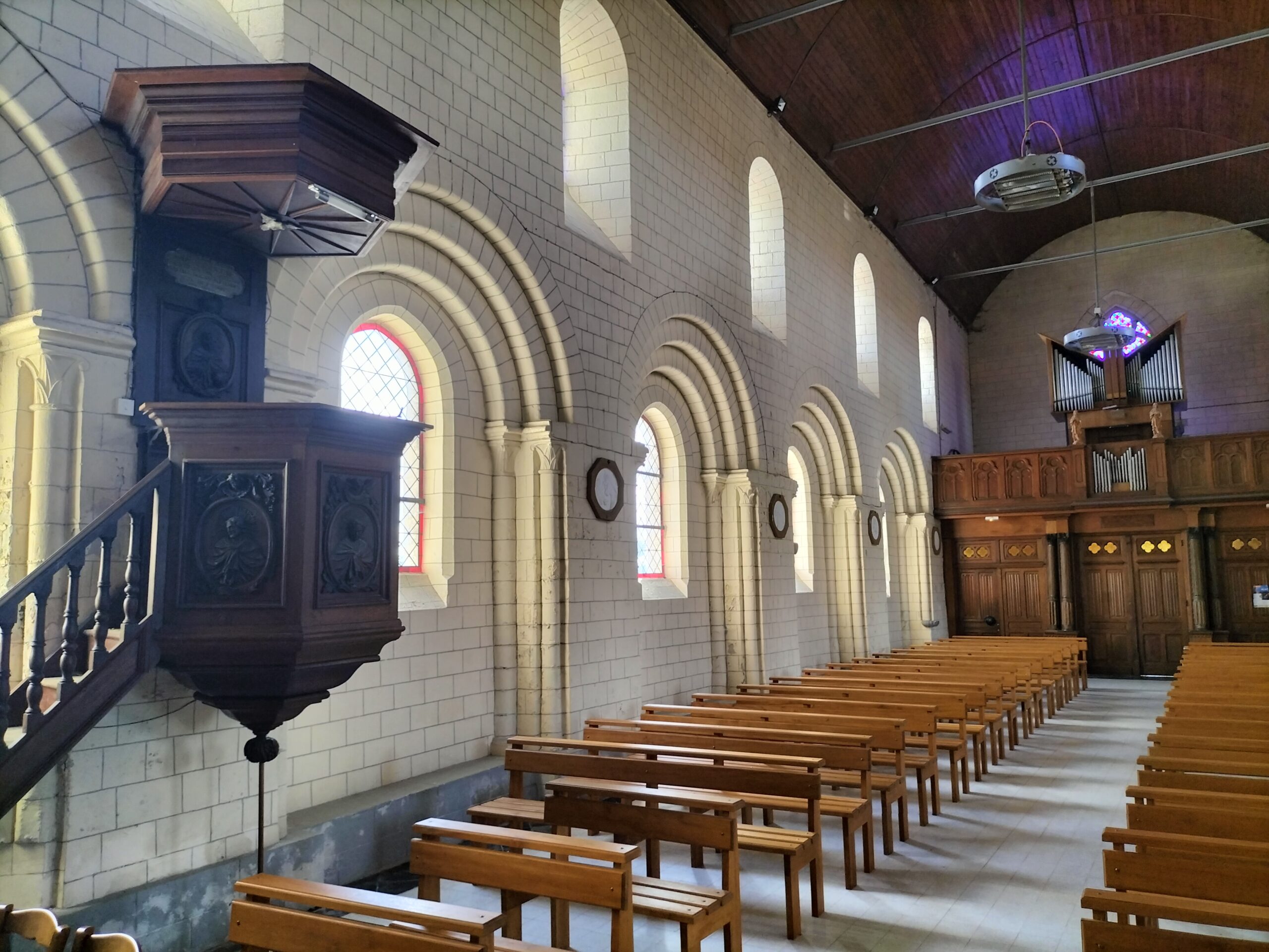 Cappelle-Brouck - Intérieur de l'église