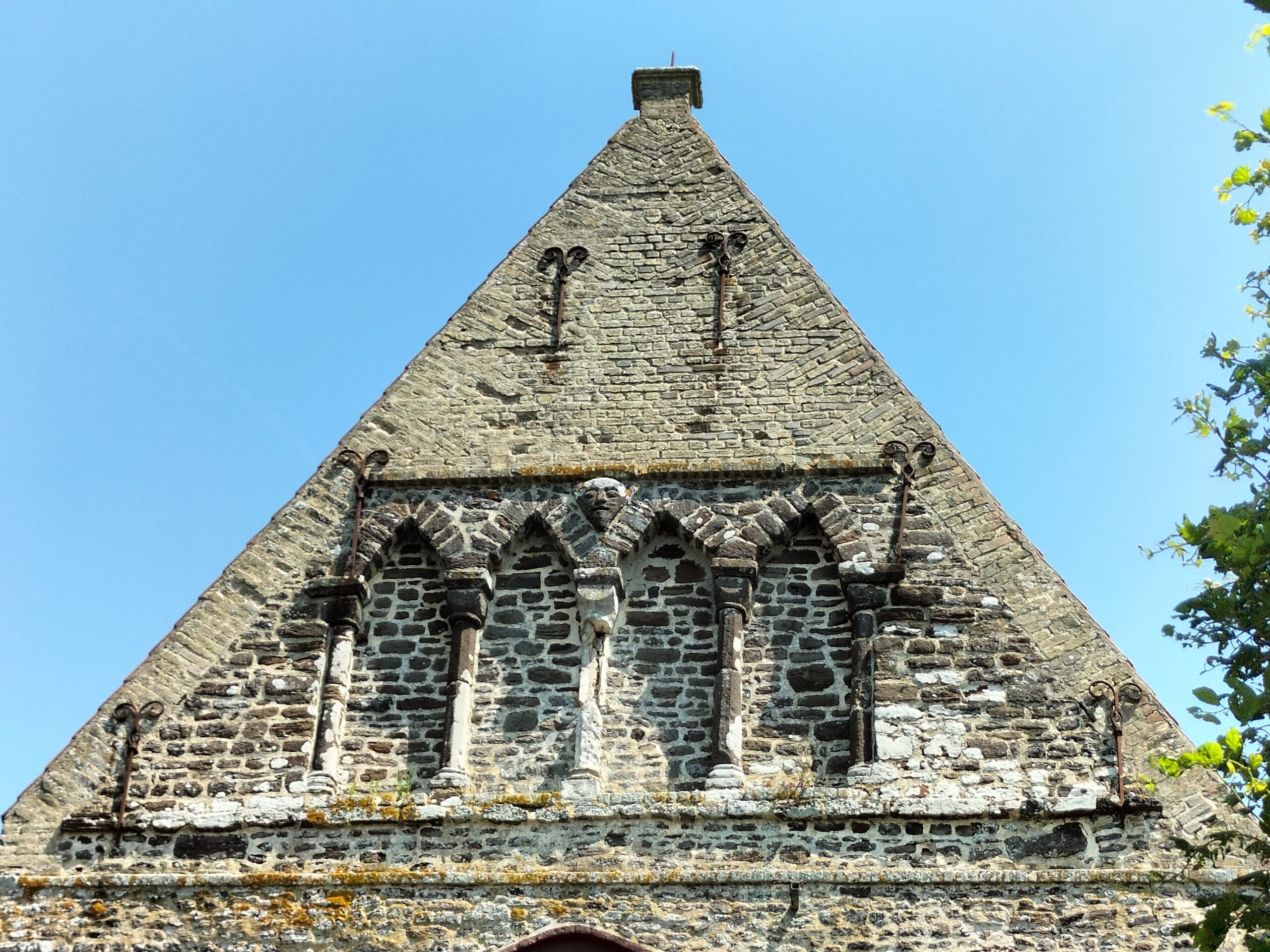 Quaedypre - Détails de la façade romane