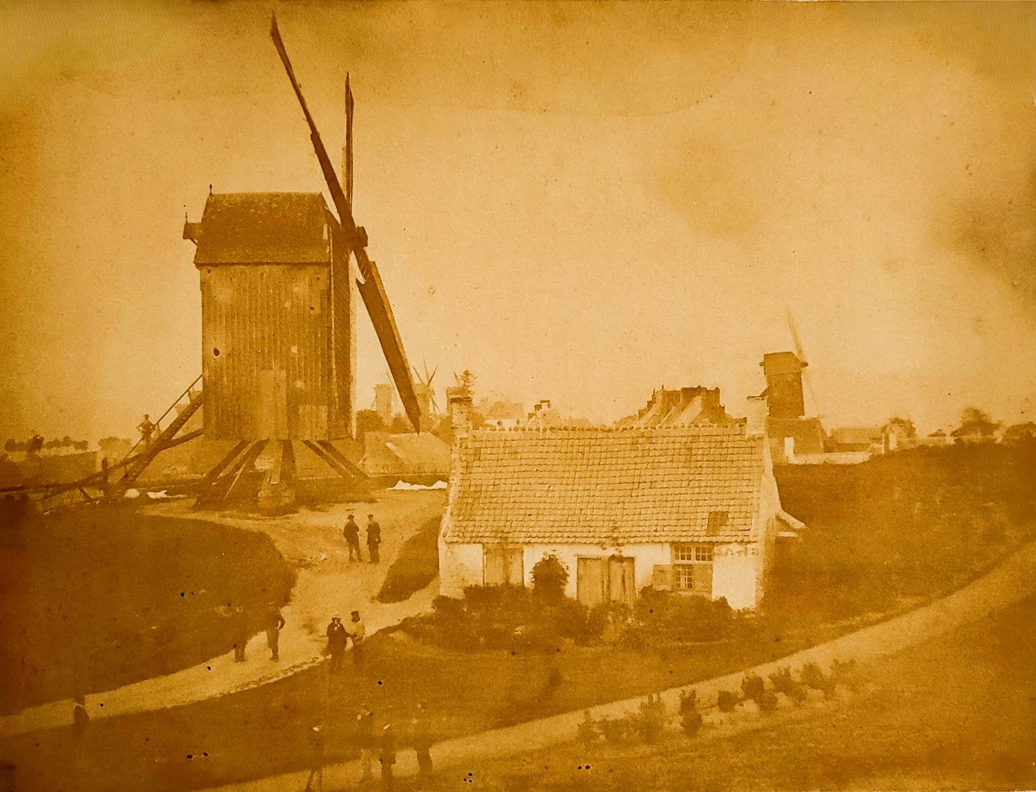 Le Stede Meulen ou moulin de la ville à Cassel dans les années 1870. Ici à droite à côté du Castelmeulen.